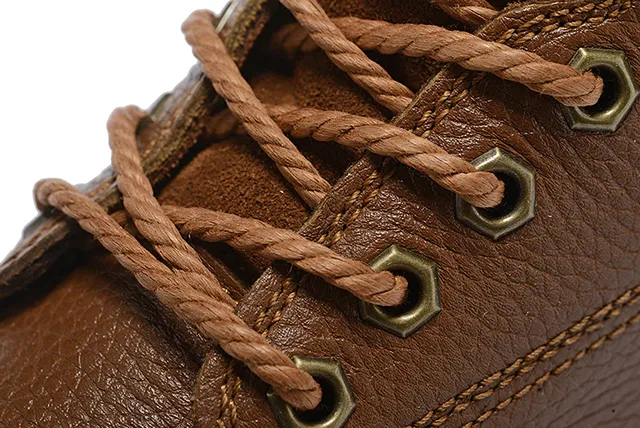 Botas de tornozelo em couro marrom bege texturizado com olhais metálicos 7