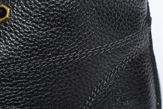 Botas de tornozelo em couro marrom bege texturizado com olhais metálicos 16