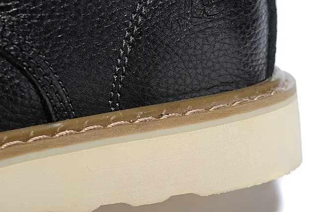 Botas de tornozelo em couro marrom bege texturizado com olhais metálicos 17