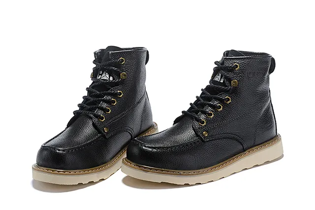 Botas de tornozelo em couro marrom bege texturizado com olhais metálicos 22