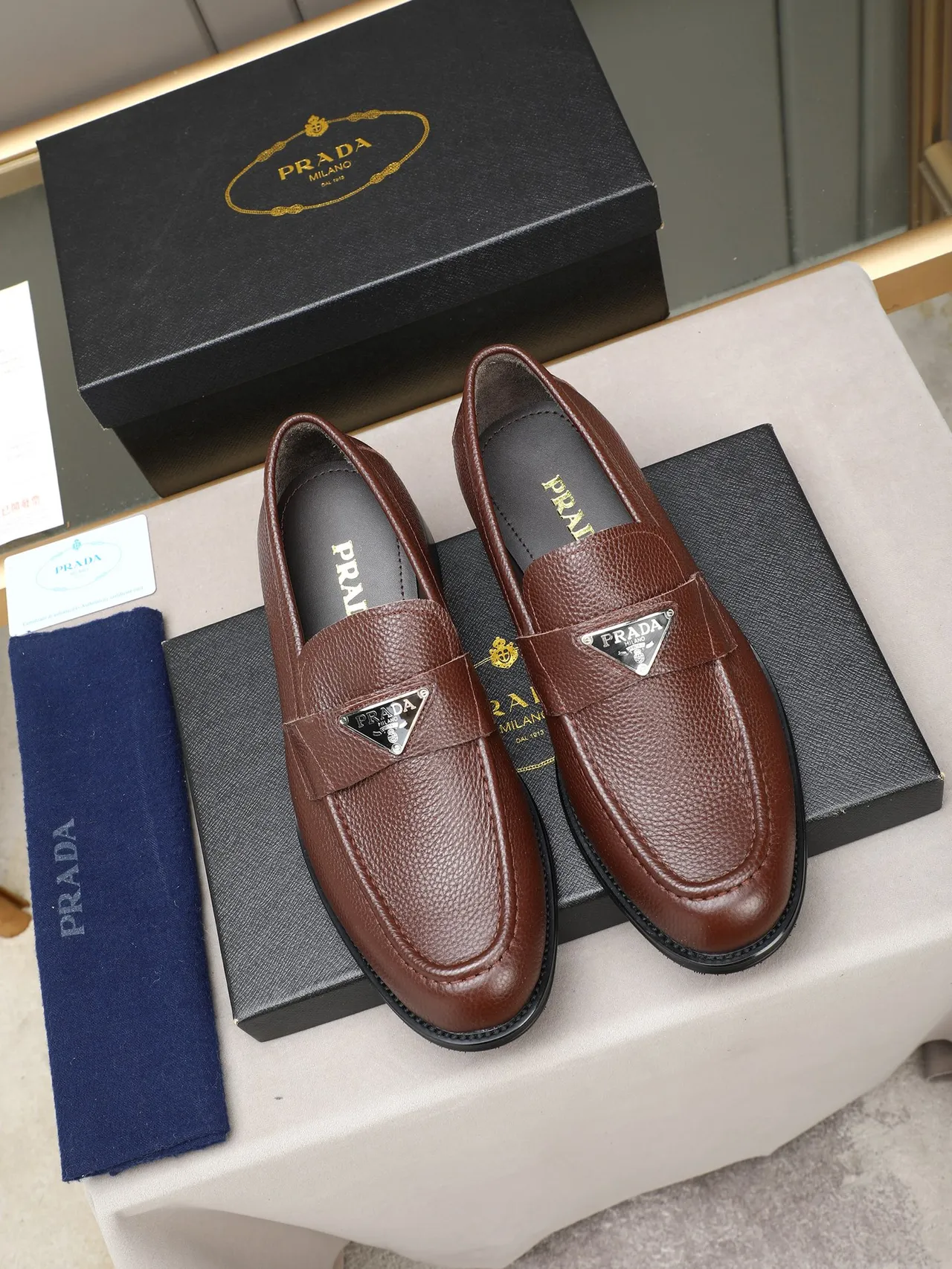 Brown Black Pebbled Leather Metal Plaque Detail Loafer 2