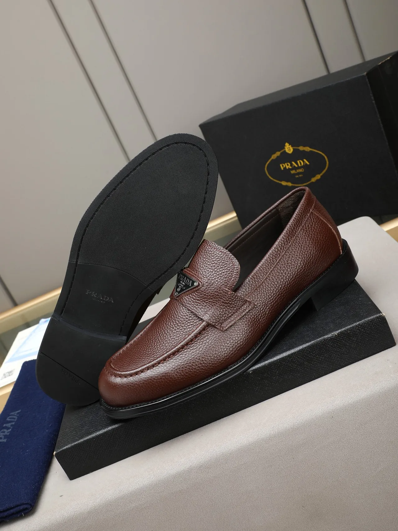 Brown Black Pebbled Leather Metal Plaque Detail Loafer 4