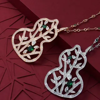 Collar con motivo de hoja abierta en burdeos y verde, con piedras blancas en pavé