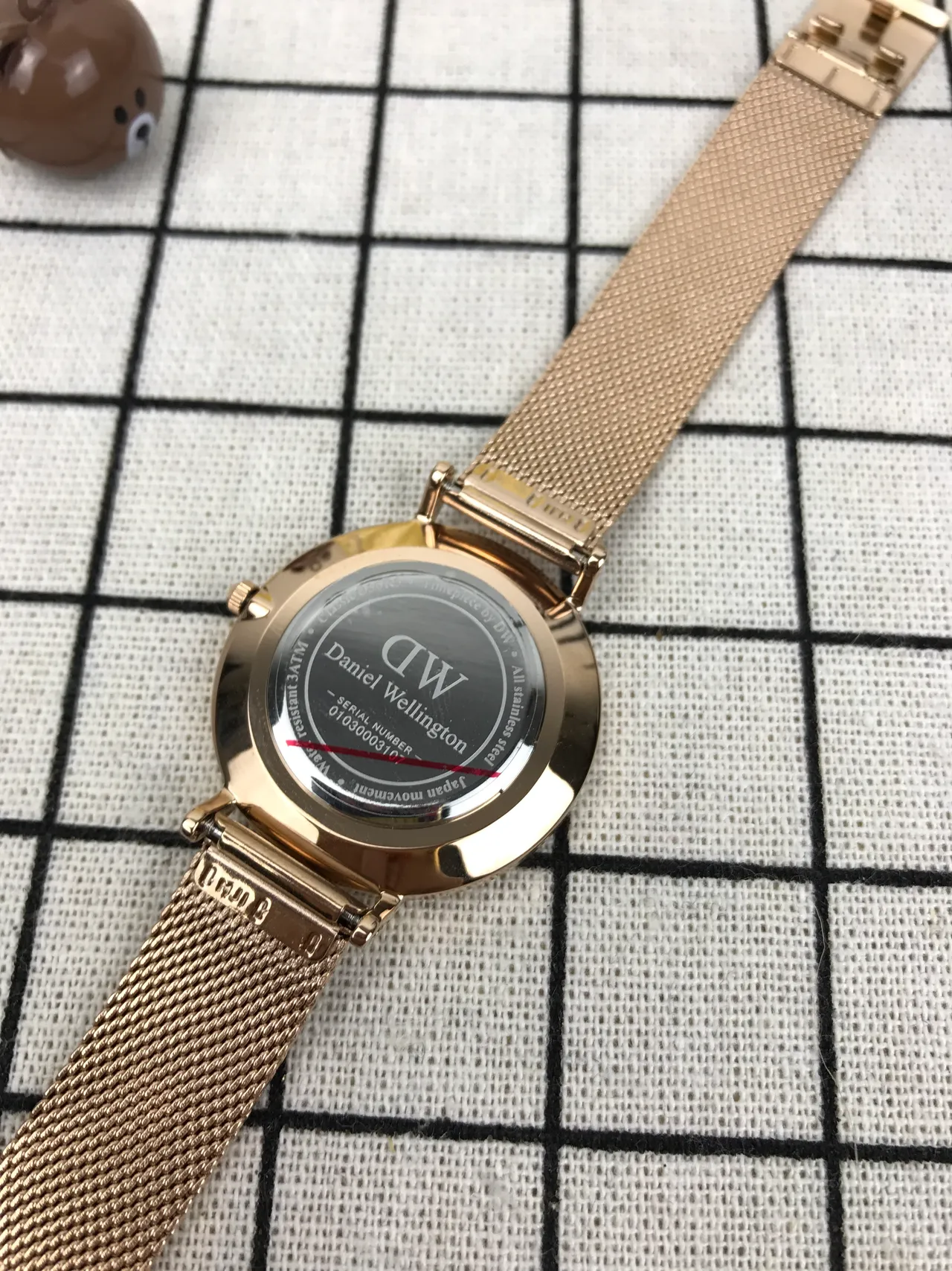 Daniel Wellington Montre Quartz Minimaliste Bracelet Maille Noir et Or Classique 3