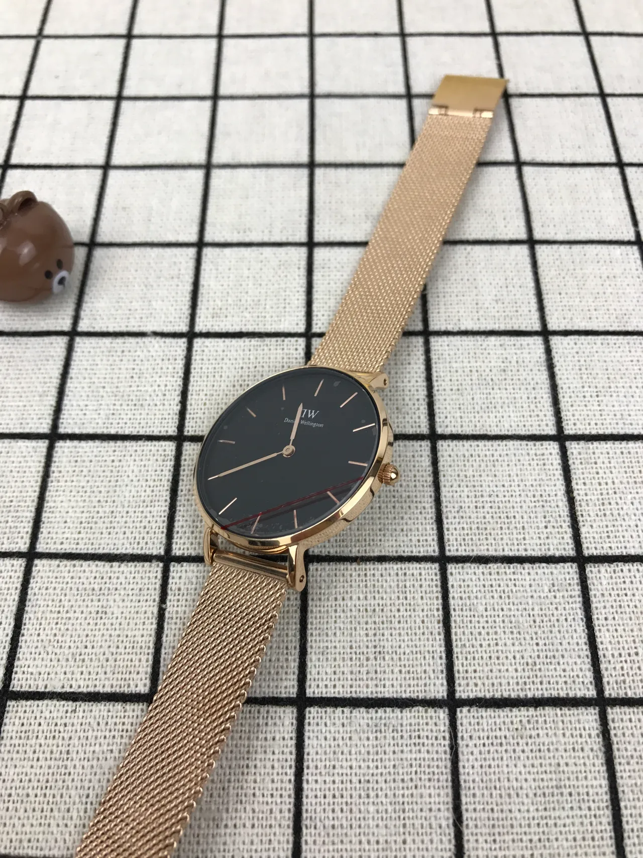 Daniel Wellington Montre Quartz Minimaliste Bracelet Maille Noir et Or Classique 4