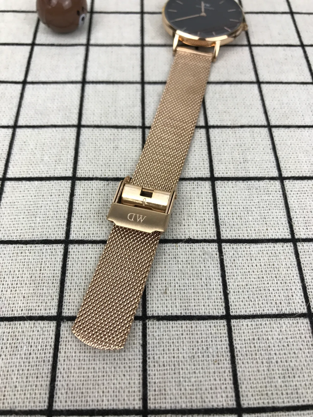 Daniel Wellington Montre Quartz Minimaliste Bracelet Maille Noir et Or Classique 5