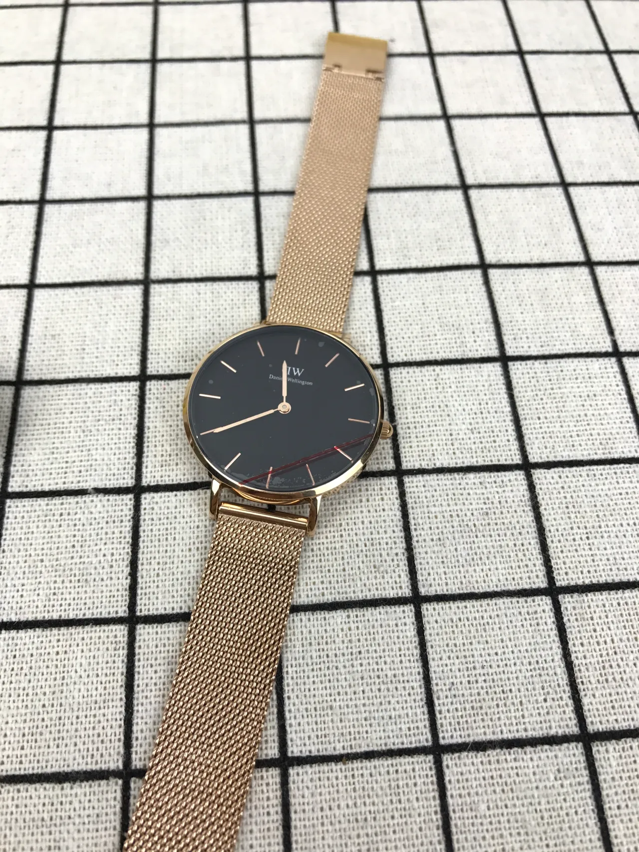 Daniel Wellington Montre Quartz Minimaliste Bracelet Maille Noir et Or Classique 6