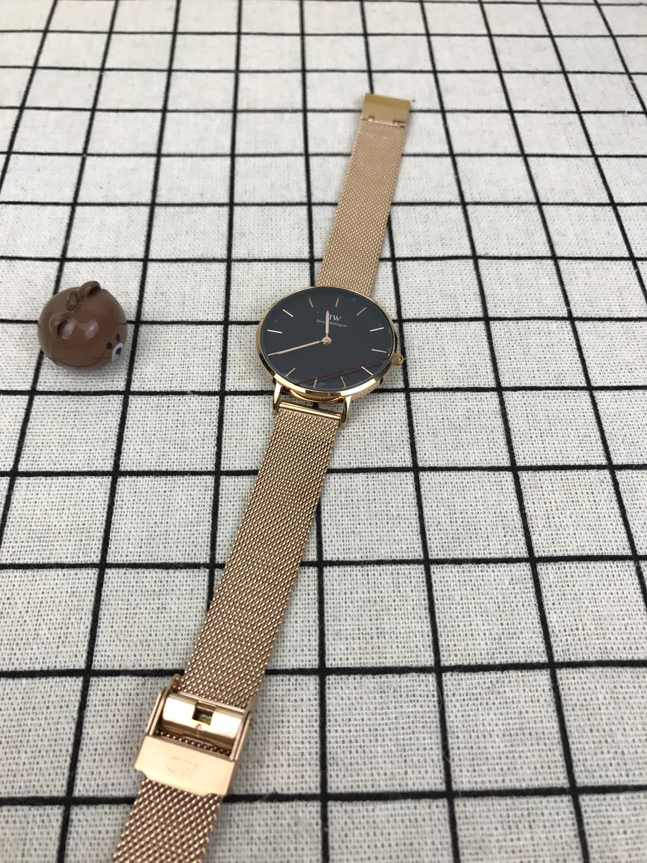Daniel Wellington Montre Quartz Minimaliste Bracelet Maille Noir et Or Classique 7