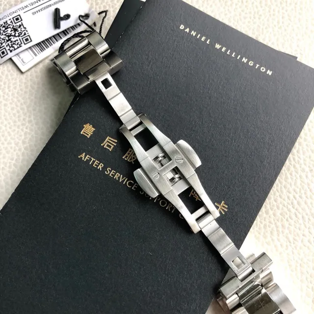 Daniel Wellington Classic Petite Silver Sunray Dial Quartz Watch 2