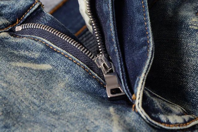 Jeans bleus distressed moto-panelled avec poche zip 13