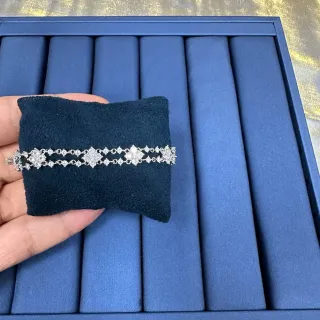 Pulsera de doble fila floral pavé en tono plateado