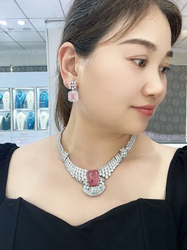 Emerald-Cut Green Stone and Pavé Diamond Collar Necklace 3