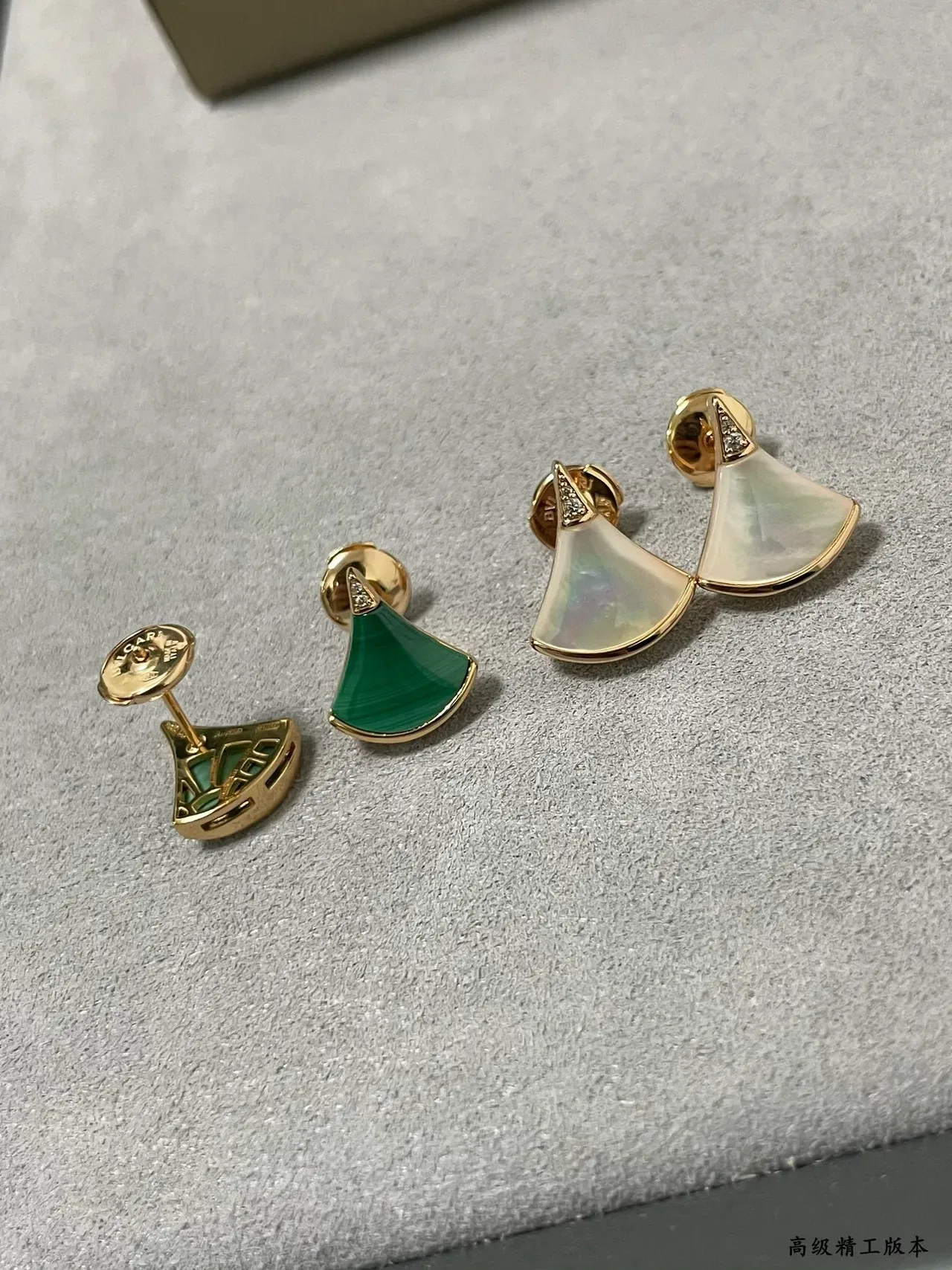 Boucles d'oreilles en forme d'éventail en nacre et or doré pavé 3