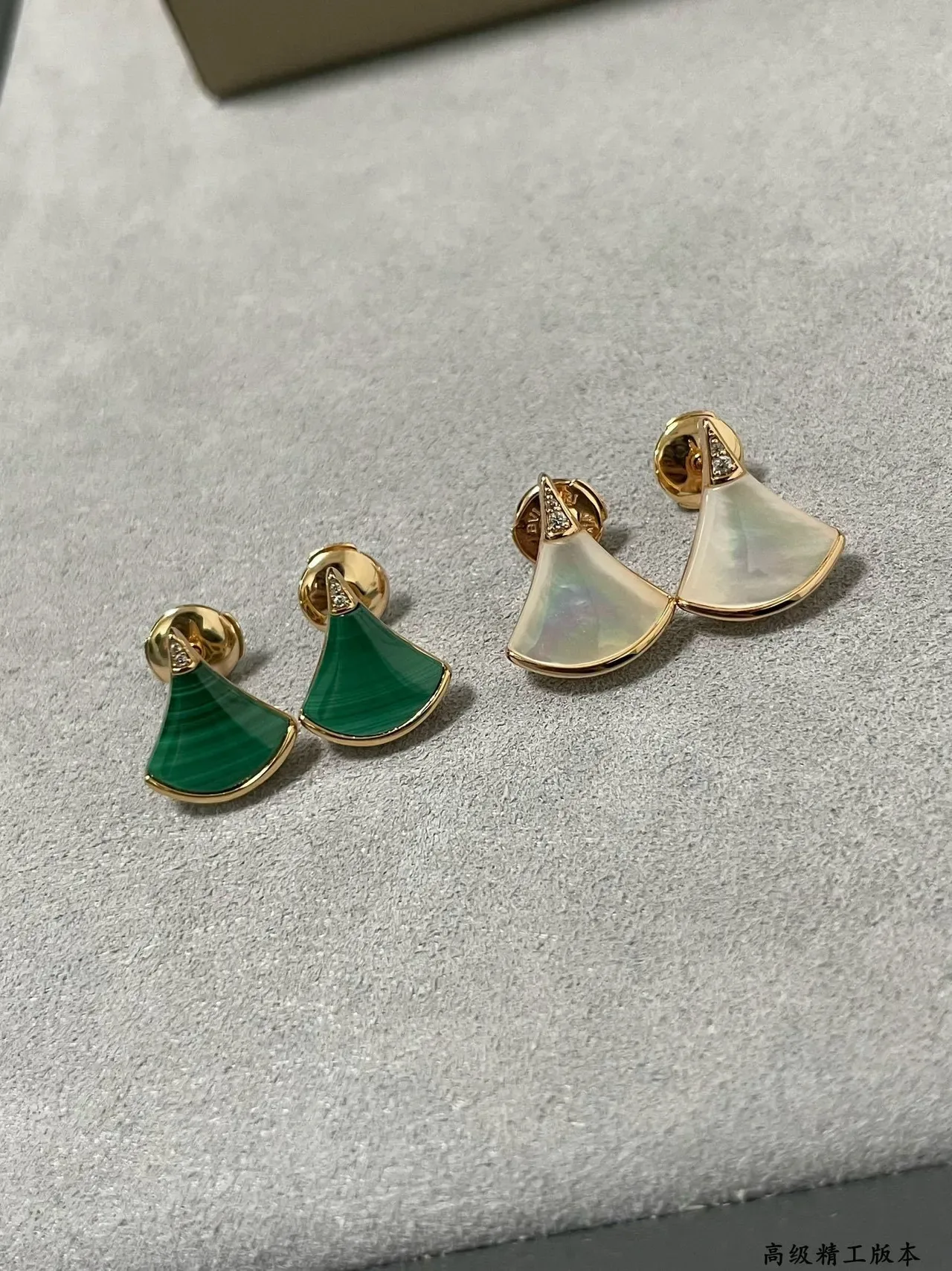 Boucles d'oreilles en forme d'éventail en nacre et or doré pavé 4