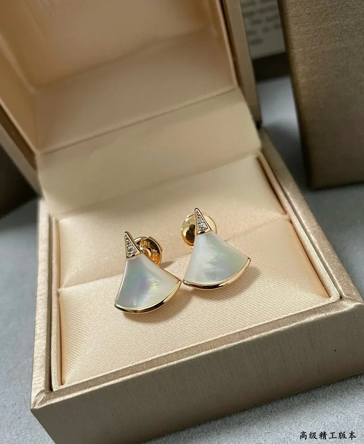 Boucles d'oreilles en forme d'éventail en nacre et or doré pavé 5