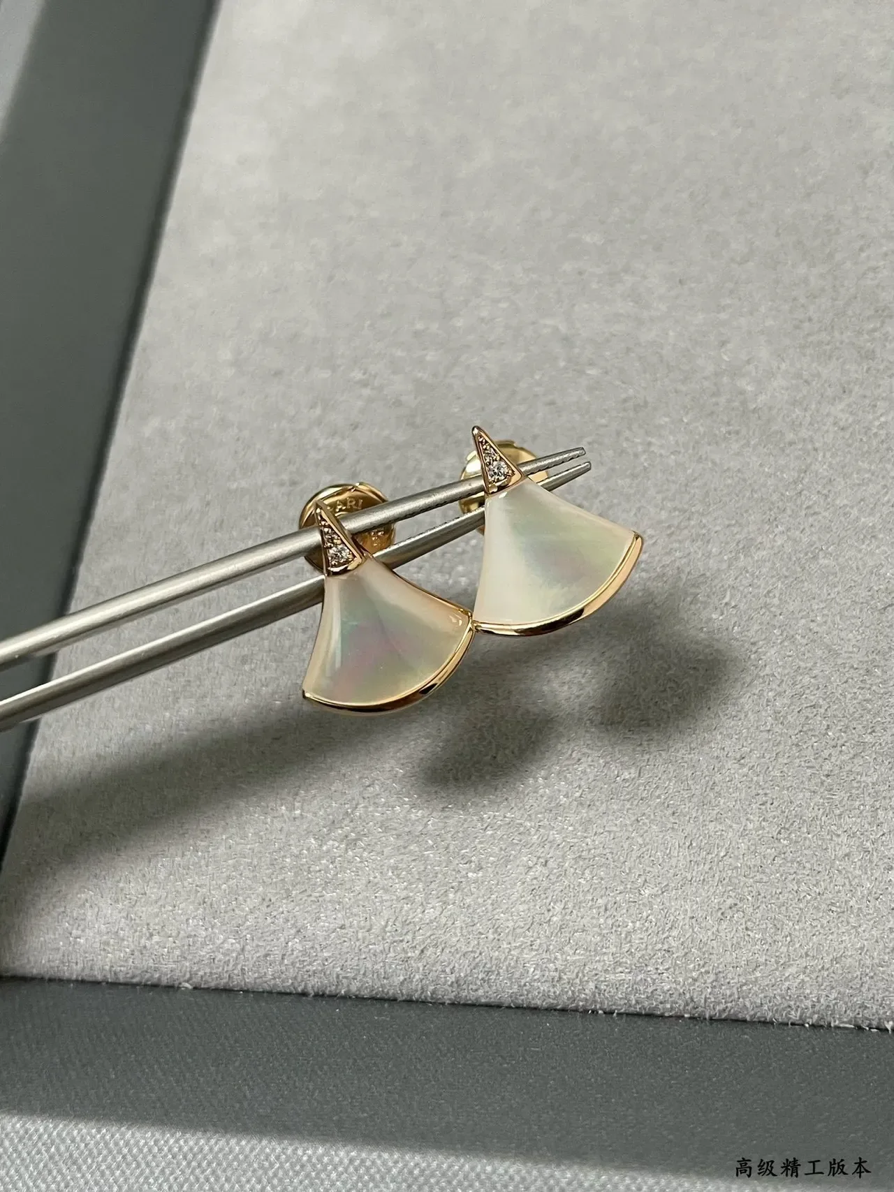 Boucles d'oreilles en forme d'éventail en nacre et or doré pavé 6
