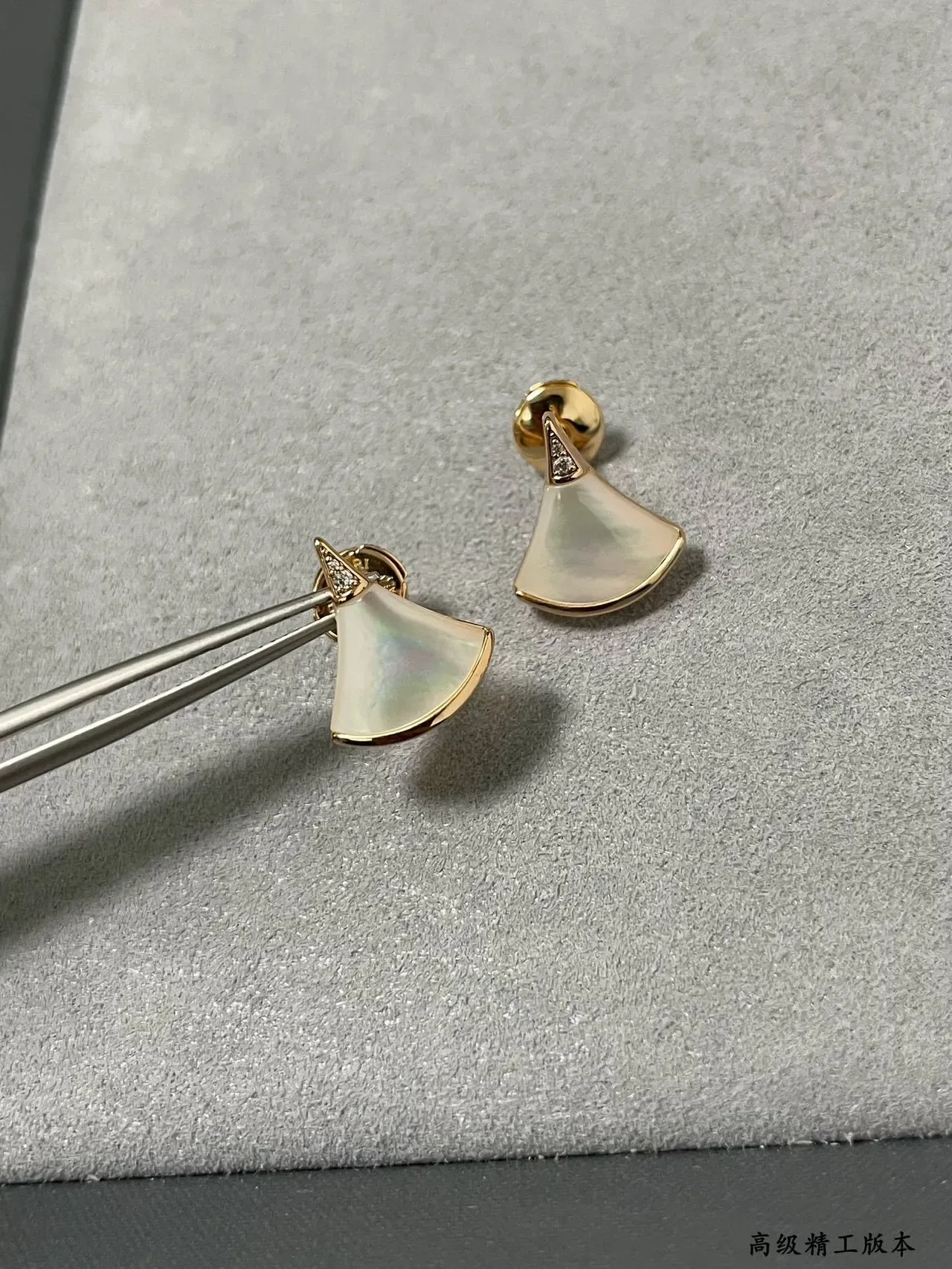 Boucles d'oreilles en forme d'éventail en nacre et or doré pavé 7