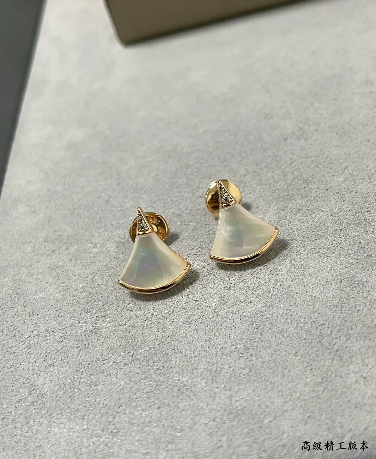 Boucles d'oreilles en forme d'éventail en nacre et or doré pavé 8