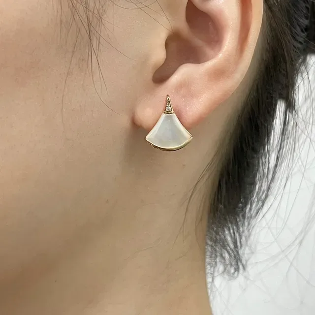 Boucles d'oreilles en forme d'éventail en nacre et or doré pavé 9