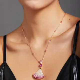 Collier avec pendentif en forme d'éventail de gemmes pavé