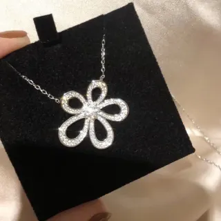 Collar con colgante de piedra pavé en forma de flor