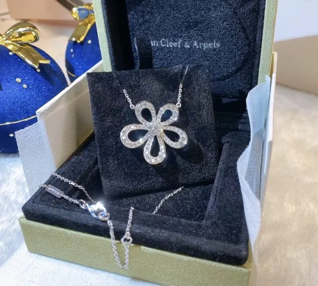 Flower-Shaped Pavé Stone Pendant Necklace 7