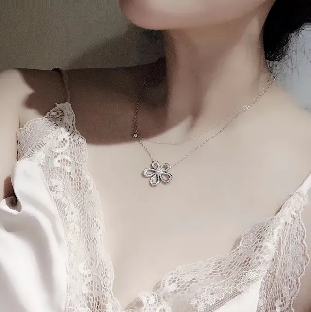 Flower-Shaped Pavé Stone Pendant Necklace 8