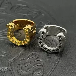 Anillos en forma de herradura con estrellas doradas y plateadas