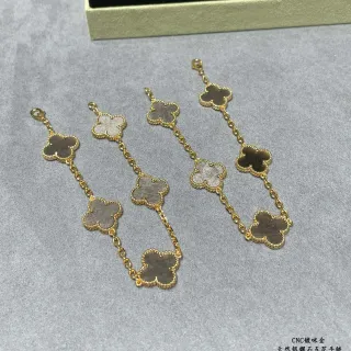 Cadena dorada gris con pendentifs en forma de trèfle pulsera