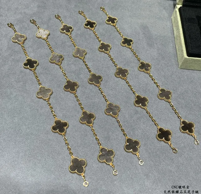 Gold Gray Chain Clover-Shaped Pendants Bracelet 4