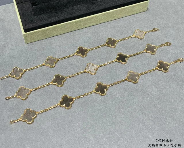 Gold Gray Chain Clover-Shaped Pendants Bracelet 5