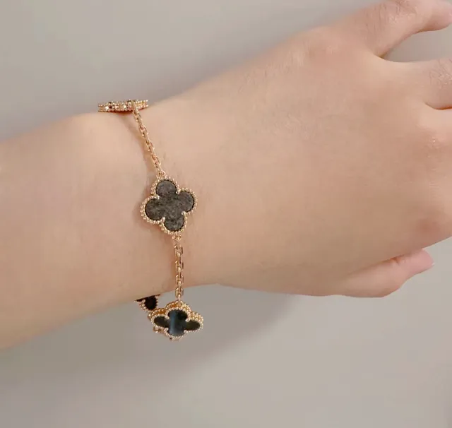 Gold Gray Chain Clover-Shaped Pendants Bracelet 9