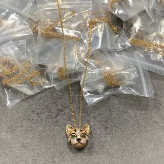 金绿色金属Pavé水晶镶嵌项链