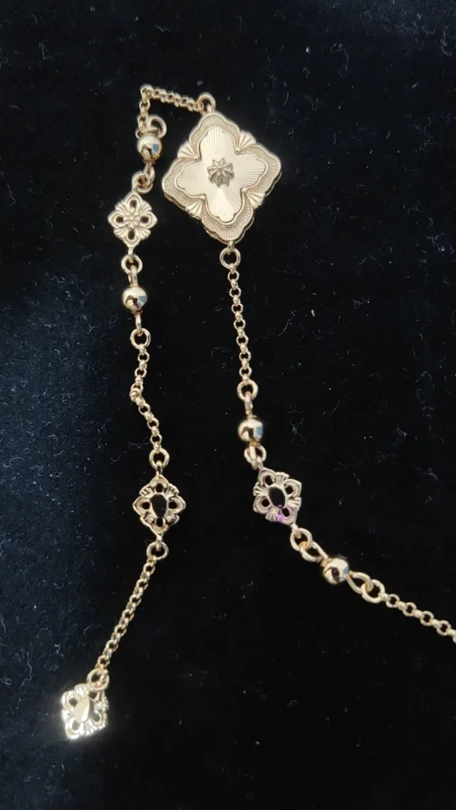 Collier de métal doré avec motifs floraux charms 4