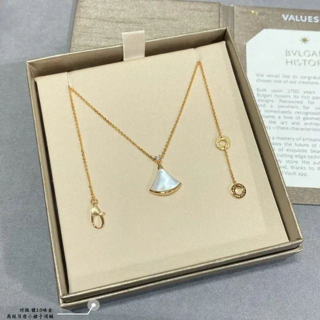 Gold Multicolor Fan-Shaped Pendant Chain Necklace 3