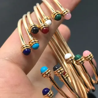 Pulsera de oro multicolor abierta con perlas esféricas de gemas