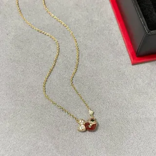 Collar con cadena dorada y roja y colgante en forma de pez