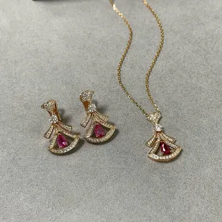 Colar de ouro vermelho em forma de leque com motivo em camadas de corte pera com gema central