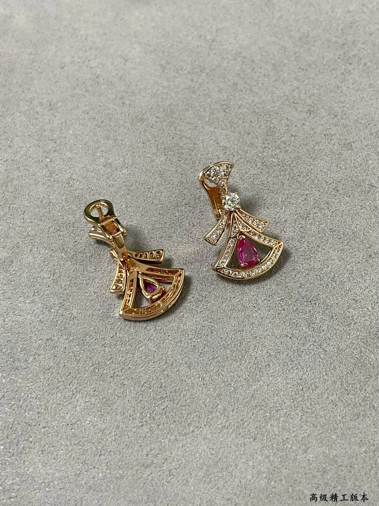 Gold Red Fan-Shaped Layered Motif Pear-Cut Central Gemstone Necklace 2