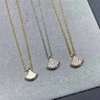 Colar com pingente em forma de leque em ouro e prata com pedras Pavé-Set
