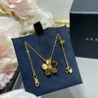 Collier pendentif fleur à cinq pétales en or et argent avec gemme centrale transparente