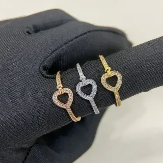 Anillo de oro y plata en forma de corazón con contorno abierto y pavé-set de piedras