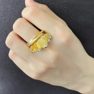 Anel de ouro e prata com motivo de pena multipartes folhas gravadas Chevron