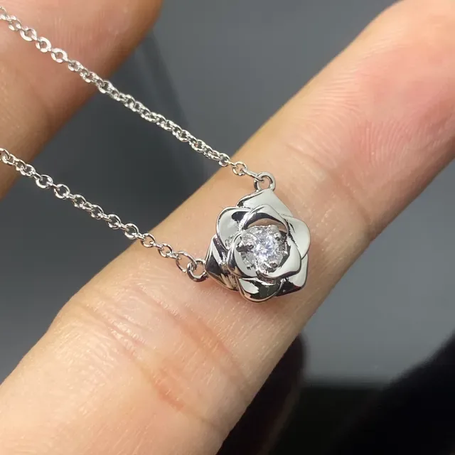 Gold Silver Rose-Shaped Pendant Central Round Stone Necklace 3