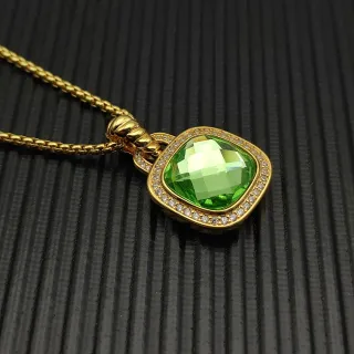 Colar com pingente de tom dourado, pedra verde em corte almofadado com halo