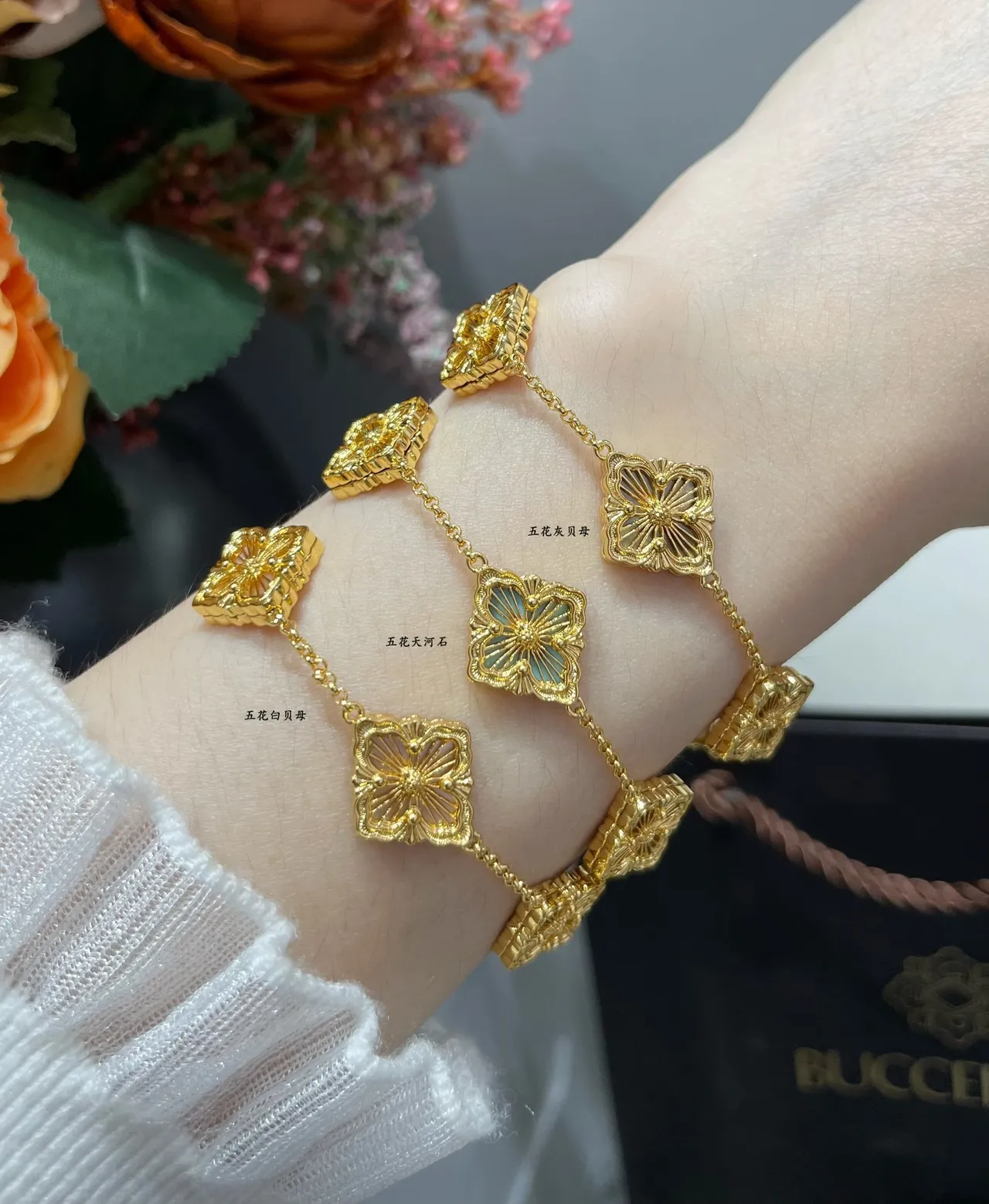 Pulsera de Motivo Floral Cinco con Inlay Blanco en Oro 5