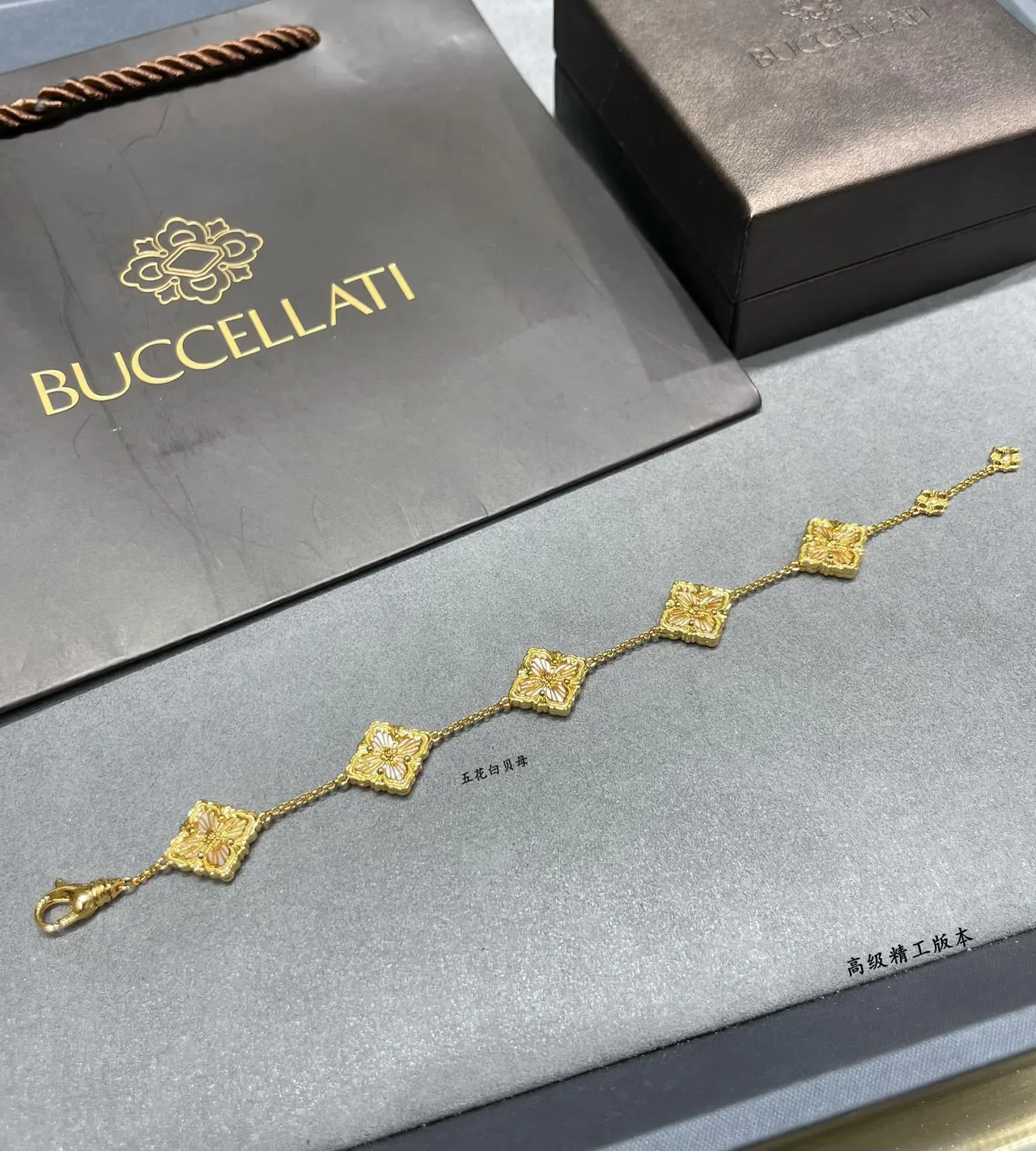Pulsera de Motivo Floral Cinco con Inlay Blanco en Oro 7