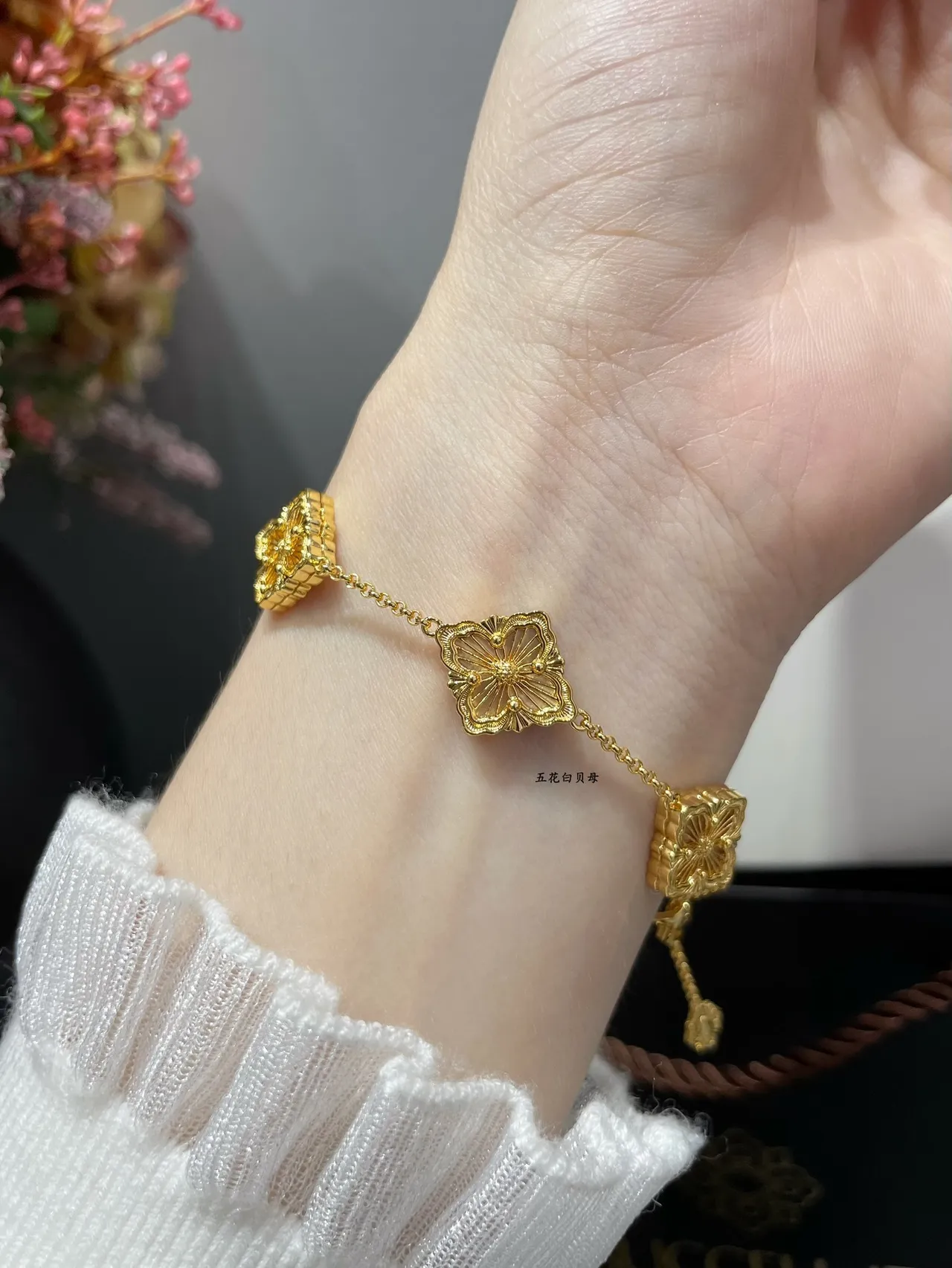 Pulsera de Motivo Floral Cinco con Inlay Blanco en Oro 8