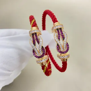 Pulseras de cordón trenzado rojo con cierre de nudo tono dorado, pavé de rubíes y diamantes