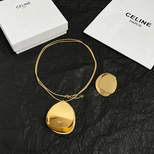 Gold-Tone Oval Disc Pendant Necklace 6